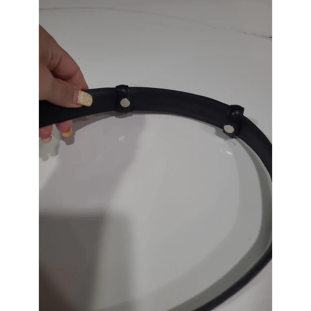 BEAUTIFUL BLACK WOMENS GENUINE LEATHER HOOK BELT SIZE SM/MED EUC B23